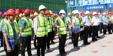 “落实安全责任，，，，，，，，推动安全发展”