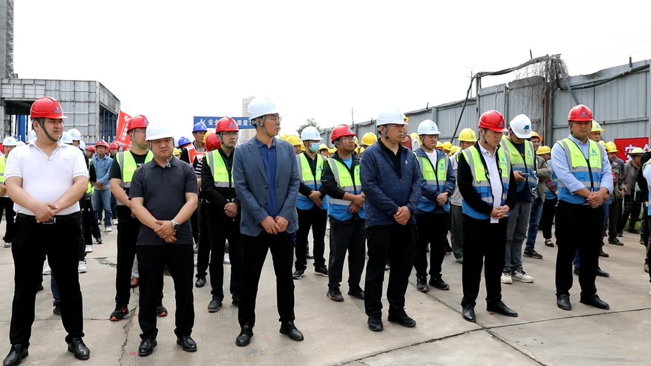 “人人讲安全，，，，，个个会应急”