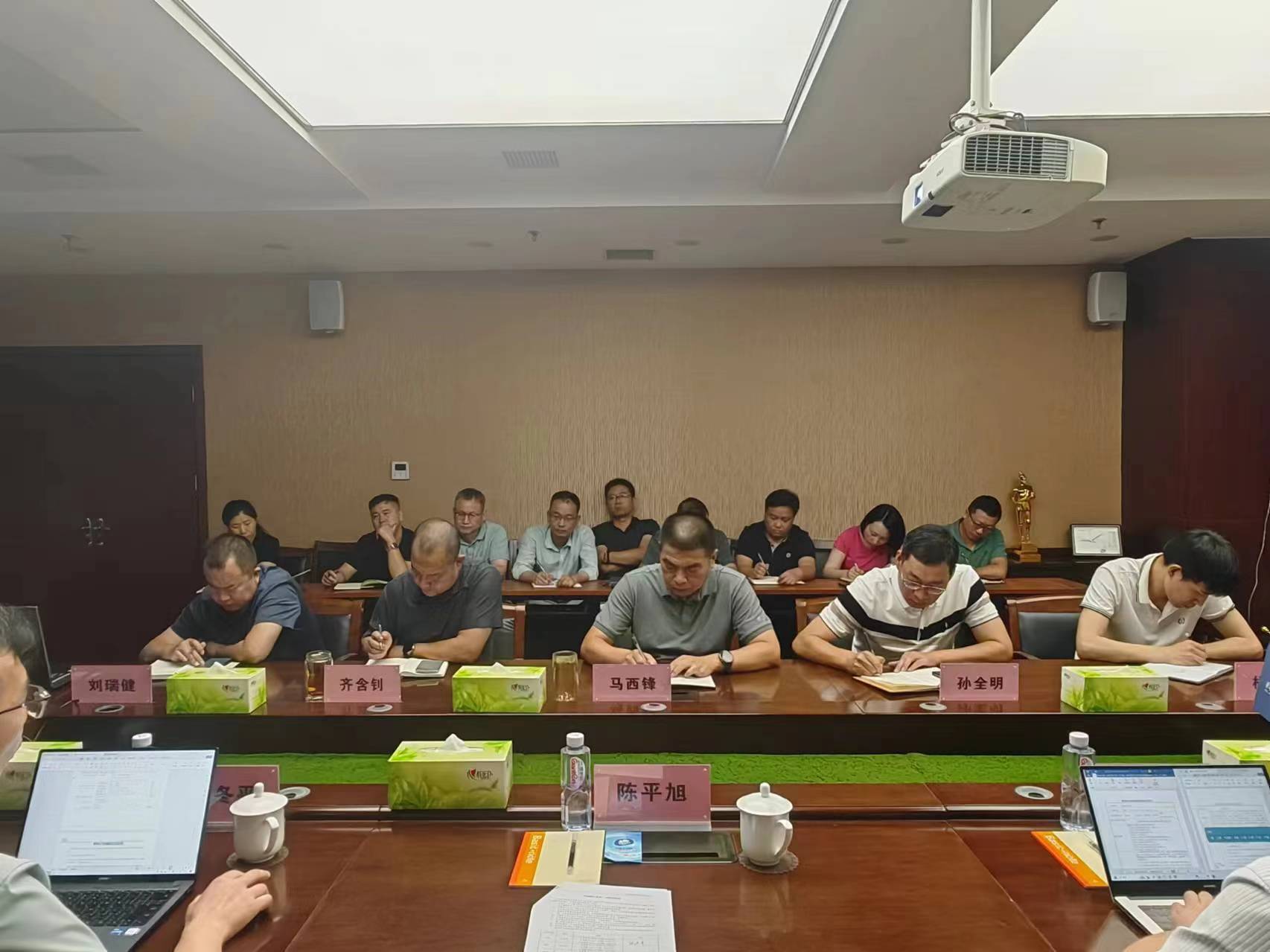 图1-2 初次会议.jpg